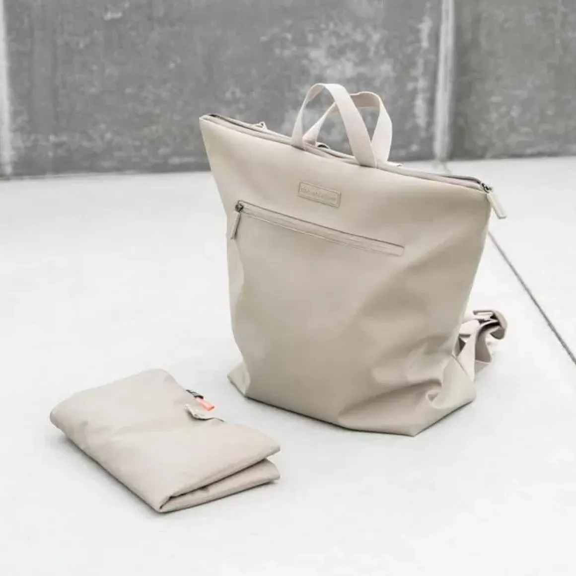 Done By Deer Luierrugzak Sand