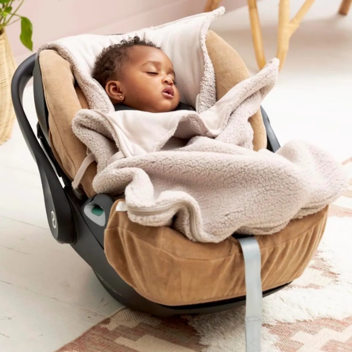 Koop Nu De Zachte En Stijlvolle Meyco Voetenzak Teddy Greige!