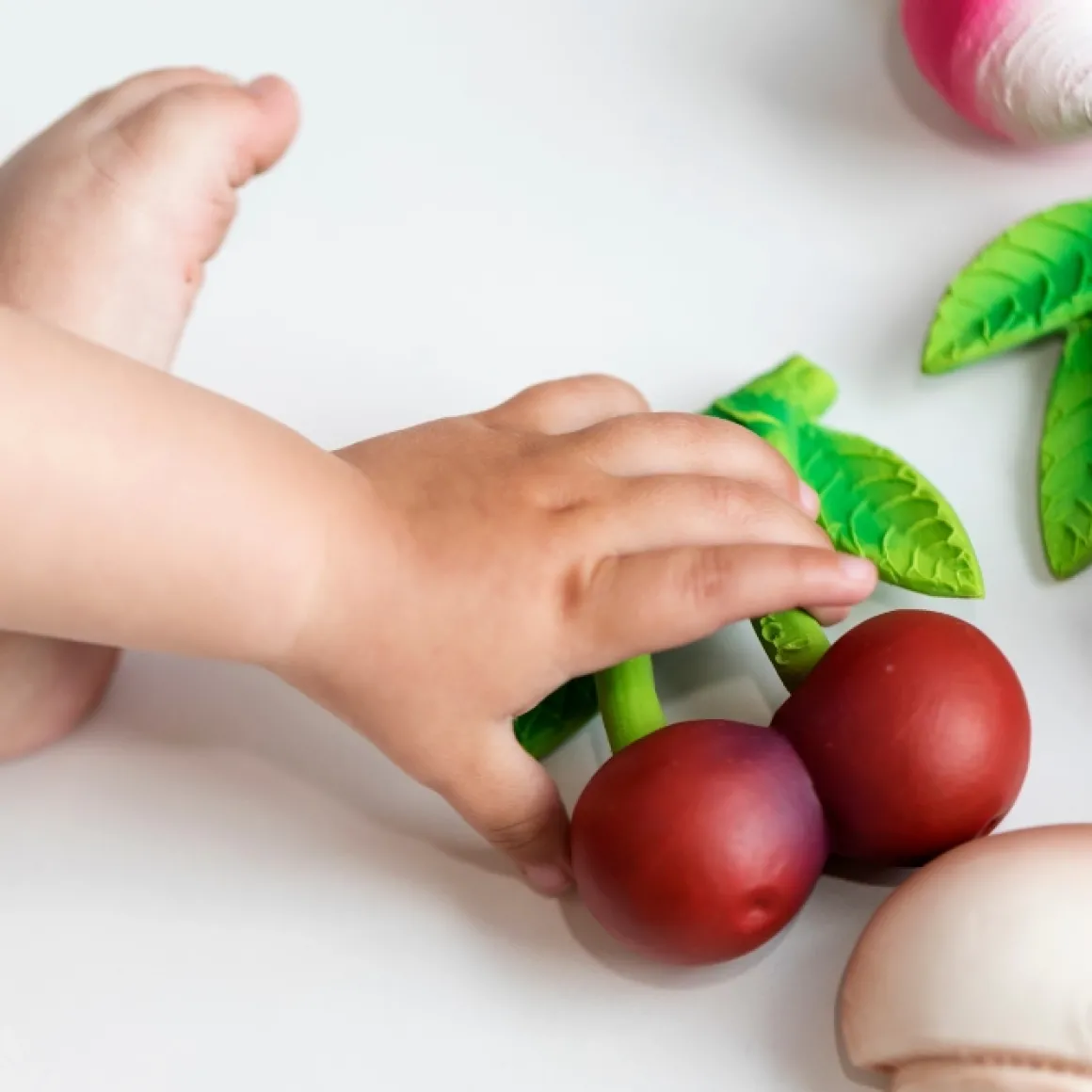 Oli&Carol Bijt- & Badspeelgoed Kersen