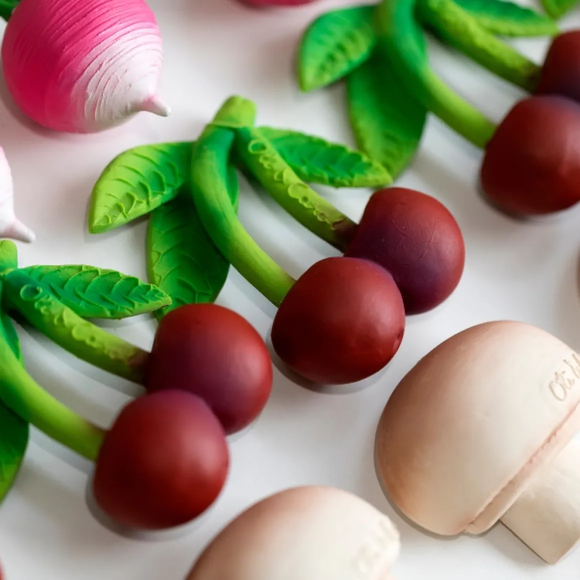 Oli&Carol Bijt- & Badspeelgoed Kersen