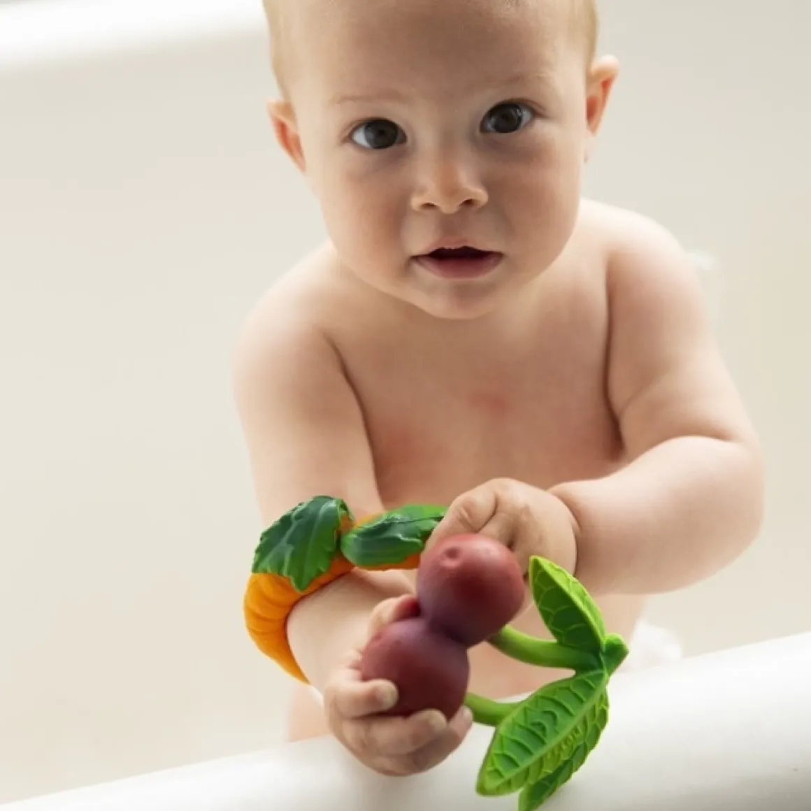 Oli&Carol Bijt- & Badspeelgoed Kersen