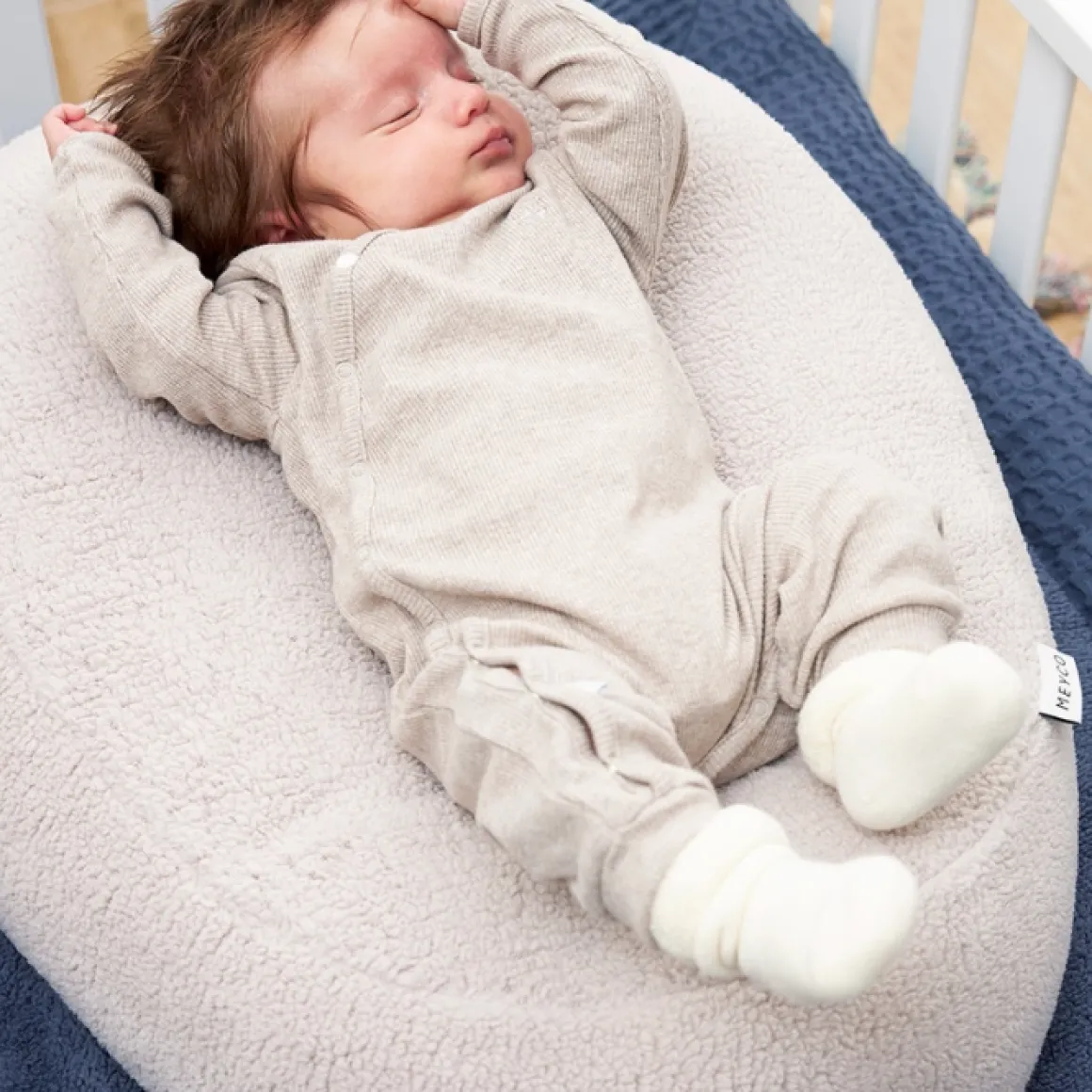 Ontspan Met Meyco Relaxhoes Voor Voedingskussen In Teddy Greige