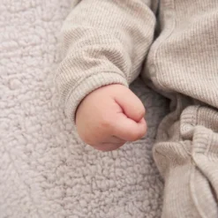 Ontspan Met Meyco Relaxhoes Voor Voedingskussen In Teddy Greige