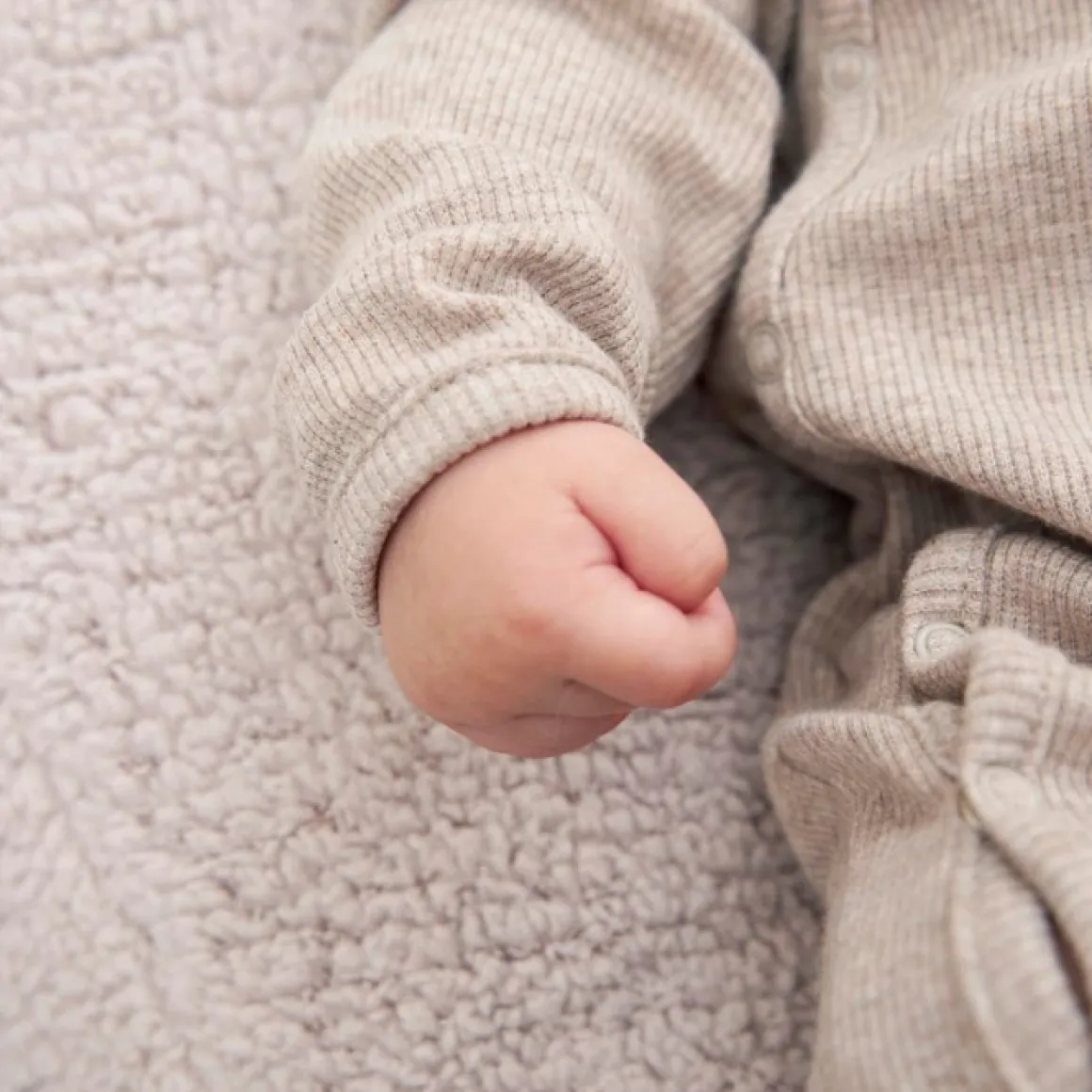 Ontspan Met Meyco Relaxhoes Voor Voedingskussen In Teddy Greige